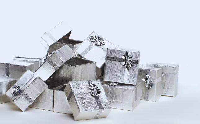 عید نوروز

نوروز یکی از اعیاد باستانی و بزرگترین جشن ملی ایرانیان است که یکی از بهترین فرصت‌ها برای اهدای هدایای سازمانی به شمار می‌رود. عید نوروز و آغاز سال نو بهترین فرصت برای بهبود روابط کاری و تجاری است و پیامی از انرژی مثبت شروع دوباره را به مخاطبان انتقال می‌دهد. انتخاب پک‌های نوروزی و هدایای کاربردی نمادی از قدردانی و دعوت دوباره به همکاری در آستانه شروع سال جدید است و می‌تواند پیام شما را به شکل موثر به مخاطبان انتقال دهد.